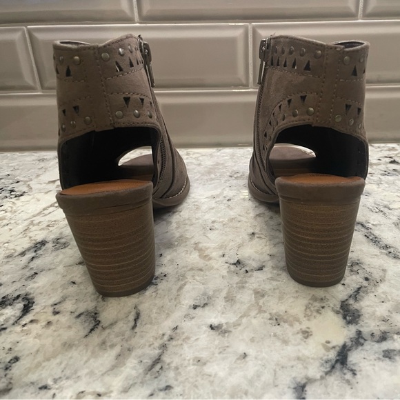 Sonoma Faux suede, zippered ankle boot with stylish cut-out design. Size 6 1/2 - Picture 5 of 11